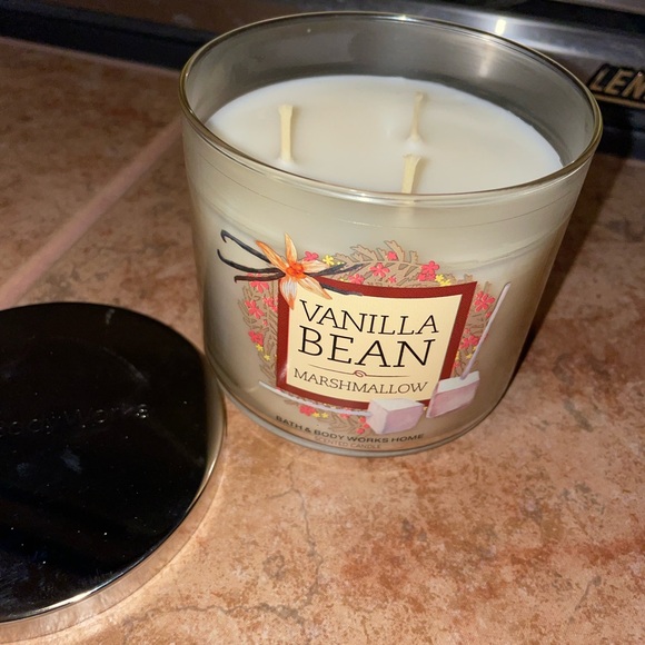 Bath & Body works Scented 3-Wick Candle. Brand New - Picture 4 of 4